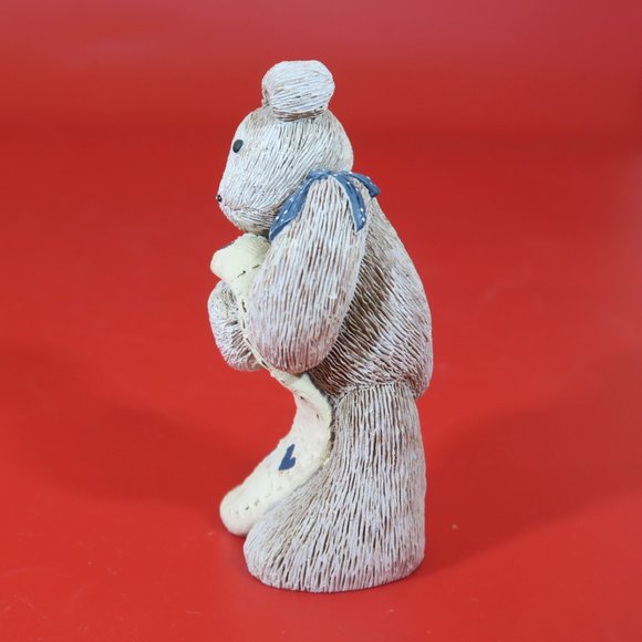 Gail Laura 1994 Vintage Bear Holding Blanket with Hearts Resin Figurine Signed - Picture 5 of 9